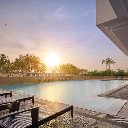 فندق إيفرغرين لوريل بينانغ جورج تاون المظهر الخارجي الصورة The swimming pool at the clubhouse
