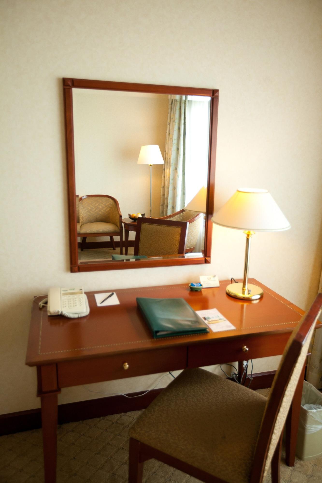 فندق إيفرغرين لوريل بينانغ جورج تاون المظهر الخارجي الصورة A desk in a hotel room