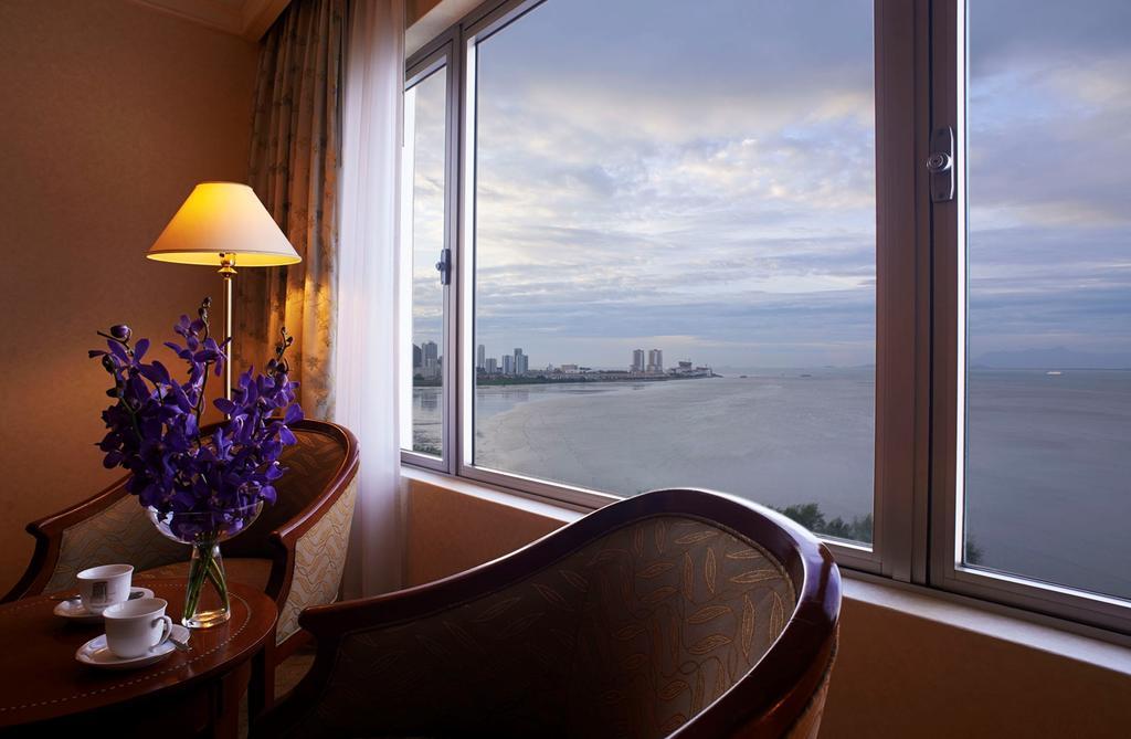 فندق إيفرغرين لوريل بينانغ جورج تاون المظهر الخارجي الصورة A view of the Bay of Bengal from a room at the Taj Bengal