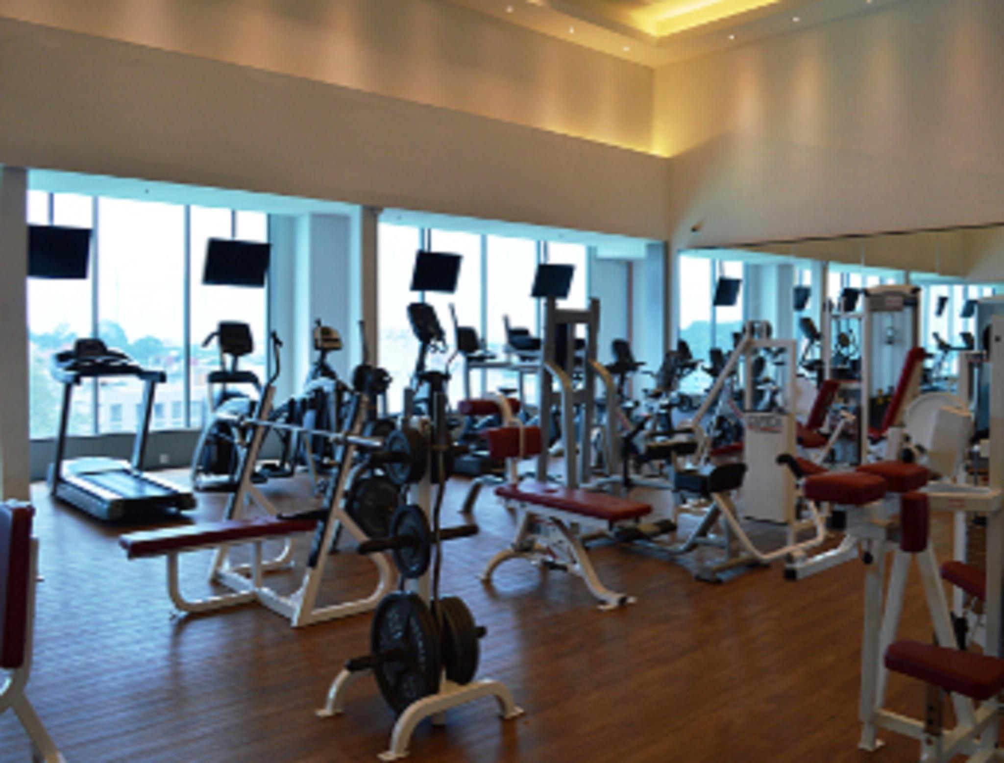 فندق إيفرغرين لوريل بينانغ جورج تاون المظهر الخارجي الصورة The gym at the hotel