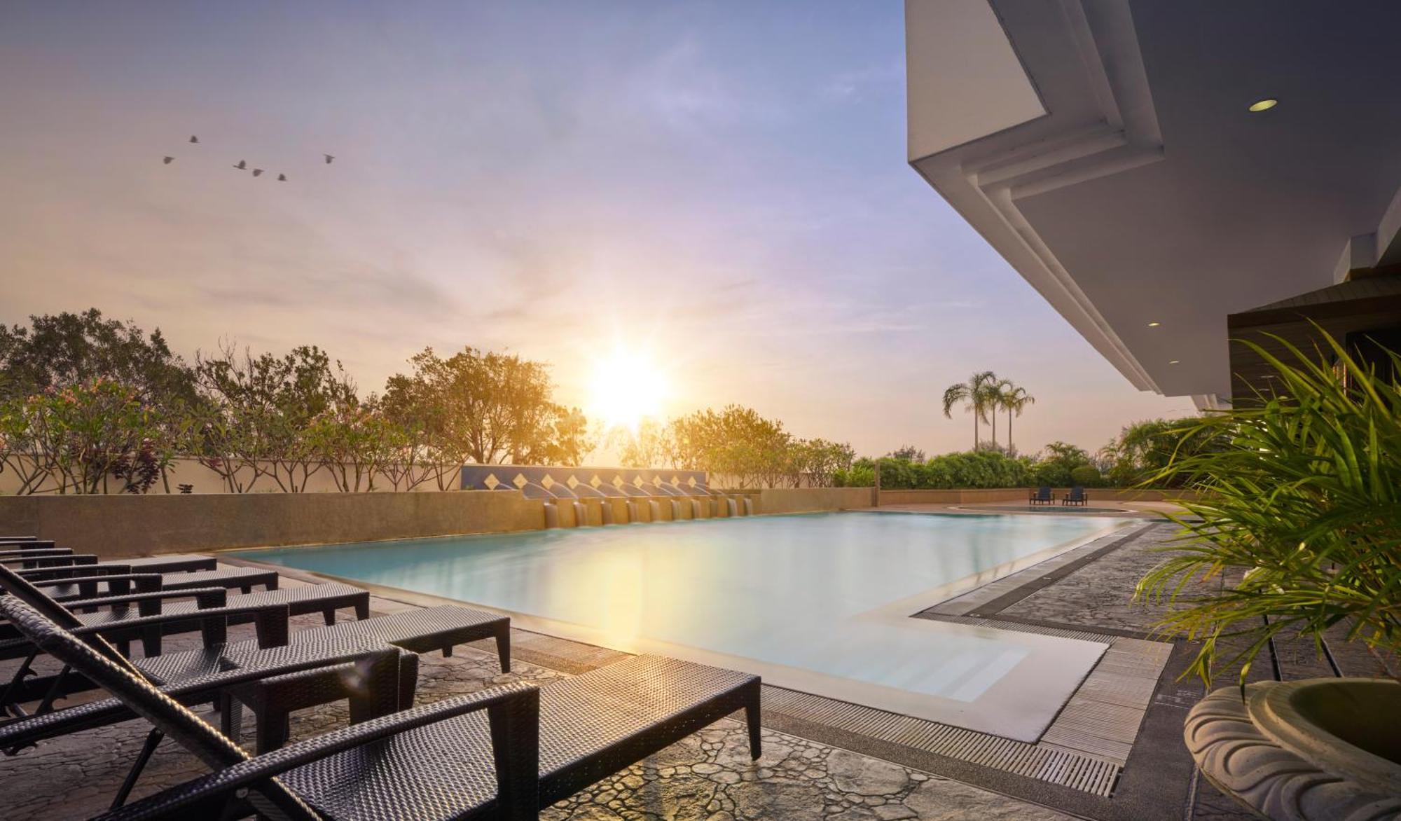 فندق إيفرغرين لوريل بينانغ جورج تاون المظهر الخارجي الصورة The swimming pool at the clubhouse