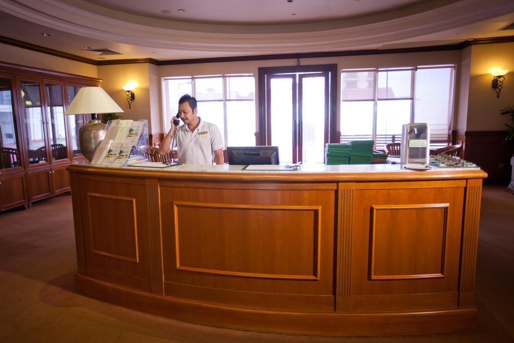 فندق إيفرغرين لوريل بينانغ جورج تاون المظهر الخارجي الصورة A hotel receptionist at work